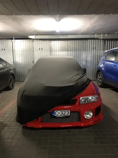 Zakładanie czarnego pokrowca CarCapes na auto